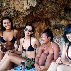 Mit Camila, Katy & Nancy am Melasti Beach