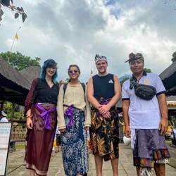 Mit Camila, Jordan & Ketut im Eingang des Batukau Tempels