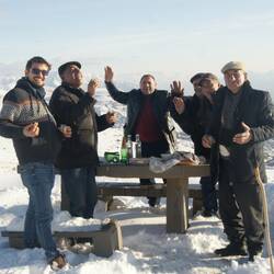 Unsere armenische Picknick-Gesellschaft- so viel Lebensfreude