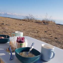 Frühstück in der Sonne am See