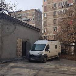 Hier stehen wir sicher im Innenhof eines Inkognito-Hostels in Jerewan