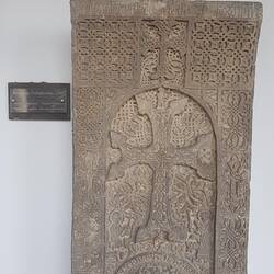 Ein Chatschkar, ein kunstvoll behauener Gedächtnisstein mit einem Reliefkreuz in der Mitte