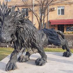 Skulpturen von Botero und anderen Künstlern (Hier aus Südkorea) unterhalb der Kaskaden