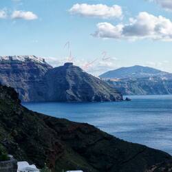 Mal eine andere Perspektive 1- Skaros Rock 2- die kleine Kirche unterhalb des Felsen.