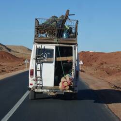 Laster mit Mensch und Kuh