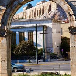 Hadrianstor mit Blick auf die Akropolis