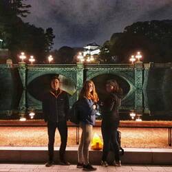 Nachts an der Brücke vor dem Kaiserpalast