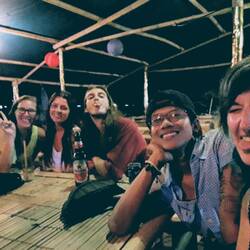 In der Sasak Bar mit Emily, Melissa, Thomas und Bagus ❤️