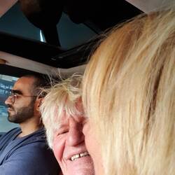 Im Auto des Assistent