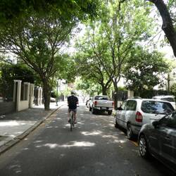 Luana nahm uns auf eine spannende und informative Velotour mit. Der Helm steht Simon ausgezeichnet!