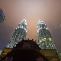 Die Petronas Twin Towers bei Nacht
