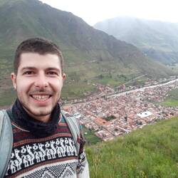 Im neuen Inka Pulli mit Pisac im Hintergrund