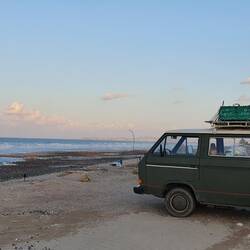 Dann fuhr ein Omani voraus und zeigte uns diesen Kamin vor der Stadt Al Azaybah North, Maskat