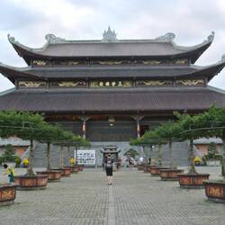 Jonas "tanzt" zur popigen Pagodenmusik