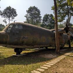 Ein altes Militärflugzeug