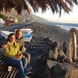 Perfekter Ort zum Sonnenuntergang schauen auf einer Bank nur wenige Meter vom Auto entfernt