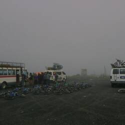 Start auf dem La Cumbre Pass, 4650m bei Nebel und Regen