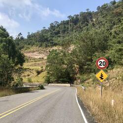 Auf der Straße den Berg hinauf...