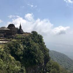 Der Blick zum alten Tempel und zum Meer