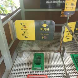 Schuh-desinfektions-station