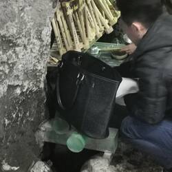 Geldwaschen in einer kleinen Höhle im Schrein (soll Glück bringen und nur für etwas besonderes ausgegeben werd