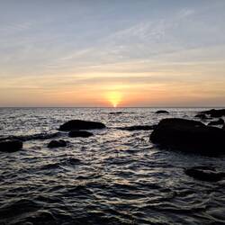 ... hier auch (und diesmal berührt die Sonne auch tatsächlich den Horizont)