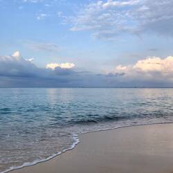 Am Morgen alleine am Strand