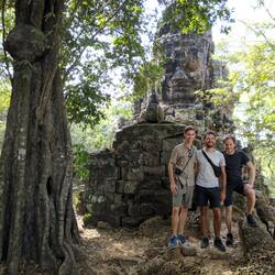 Gruppenbild am lächelnden Buddha