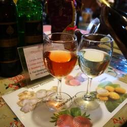 Wir feiern das Leben mit Erdbeer- und Lycheewein 🍷