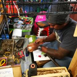 Auf den Nachtmärkten wird überall noch echtes Kunsthandwerk betrieben.