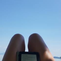 Am Strand entspannen und Buch lesen 😊
