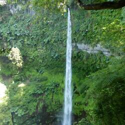 Es täuscht, aber Salto el Claro ist rund 90m hoch. Unten links: Zwei Menschen als Grössenvergleich