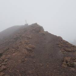 Der nur noch kurze Aufstieg zum Gipfel lohnt mangels Sicht leider nicht