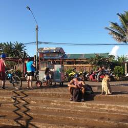 Popcornverkäufer vor der Turnhalle