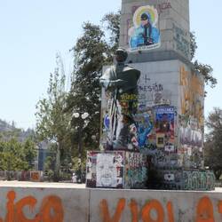 Ein verunstaltetes Denkmal - seit Oktober 2019 Normalzustand in Santiago