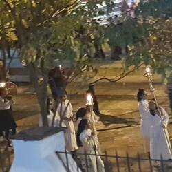 Prozession nach Gottesdienst im Kirchhof gegenüber