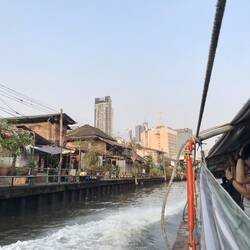 Auf dem Kanal mit dem Wassertaxi