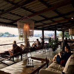 Café "Baan Rim Naam" am Wasser