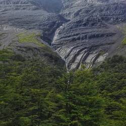 Ein Wasserfall, der aus den Felsen entspringt