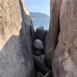 ... mit coolen Felsformationen