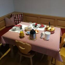 An einen gedeckten Frühstückstisch könnte man sich gewöhnen