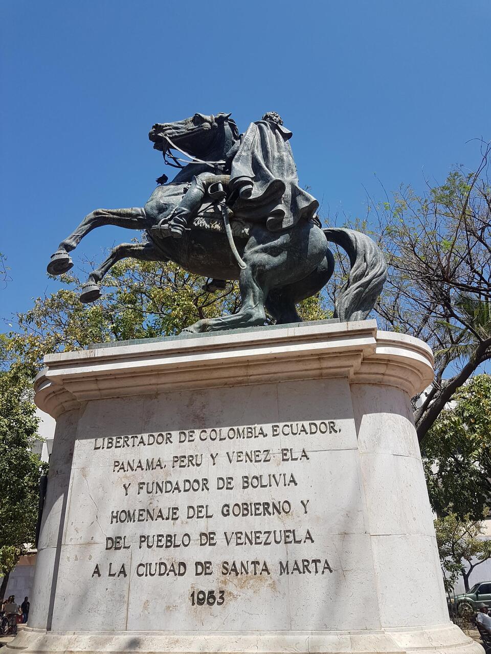 Eine Statue von Simon Bólivar steht in jeder Stadt...