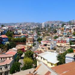 Blick von der Restaurantterrasse auf die vielen Hügel von Valparaíso