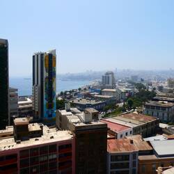 Blick von Valparaíso Richtung Ferienort Viña del Mar