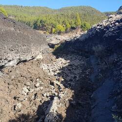 Diese gewaltige Rinne hat sich zwischen Zwei Lavaströmen gebildet
