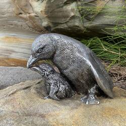 Kleine Skulpturen am Felsen
