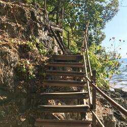 Auf dem Weg entlang und über die Felsen zum "versteckten" Strand