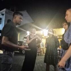 Mit Falik und ein paar Volunteers vor dem Pedlars Inn