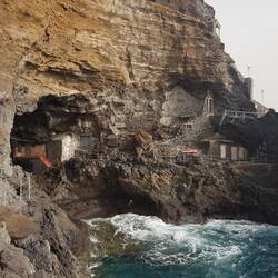 Geschickt wurden hier Behausungen in den Felsen integriert