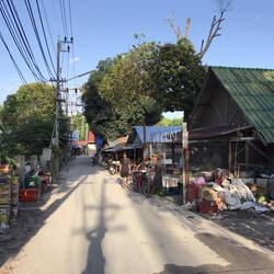 In Seitenstraße liegt viel Müll...